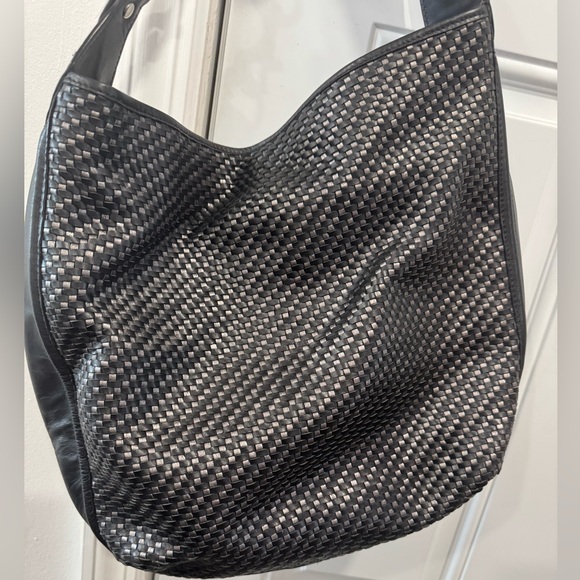 Coach basket weave leather bucket shoulder bag. Black and silver - Picture 5 of 8